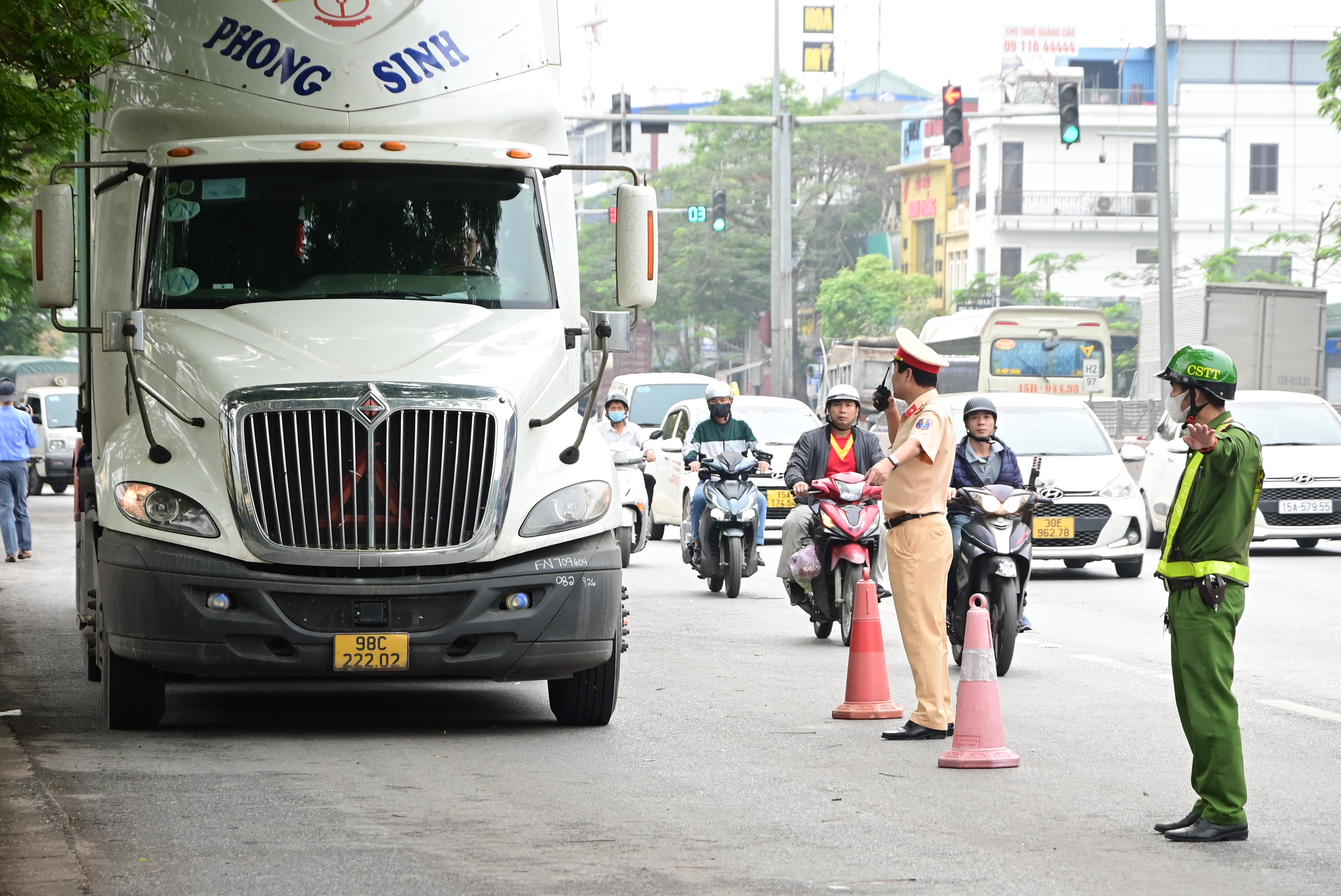 Xử lý 127 xe ôtô đầu kéo vi phạm quy tắc giao thông đường bộ